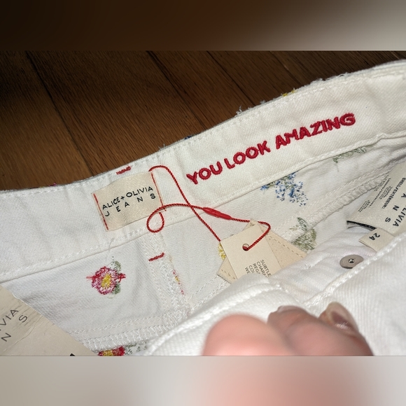 3. NWT ALICE & OLIVIA JEANS AMAZING HIGH RISE VINTAGE SHORT - Picture 5 of 7